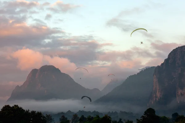 Silhouet Van Parachute Vliegen Berg Bij Zonsondergang — Stockfoto