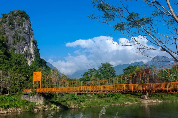 長いオレンジ色の橋でバングラデシュラオスの山の風景 — ストック写真