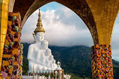 Khaokho, Petchabun, Tayland 'daki Wat Pha Sorn Kaew' da beş Buda.