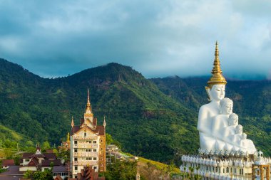 Khaokho, Petchabun, Tayland 'daki Wat Pha Sorn Kaew' da beş Buda.