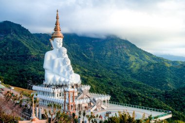Khaokho, Petchabun, Tayland 'daki Wat Pha Sorn Kaew' da beş Buda.