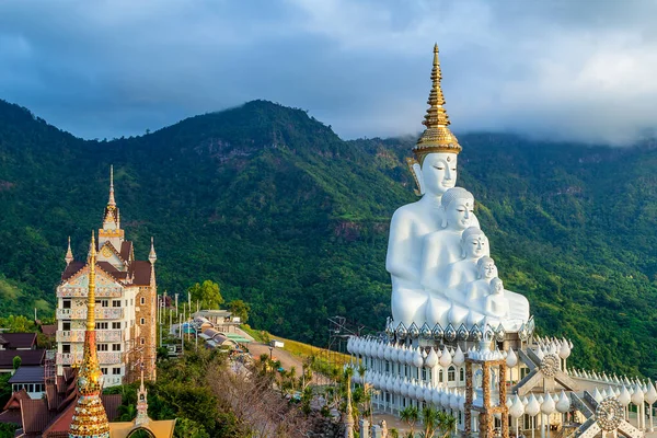 Khaokho, Petchabun, Tayland 'daki Wat Pha Sorn Kaew' da beş Buda.