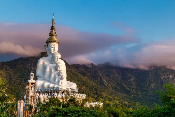 Khaokho, Petchabun, Tayland 'daki Wat Pha Sorn Kaew' da beş Buda.