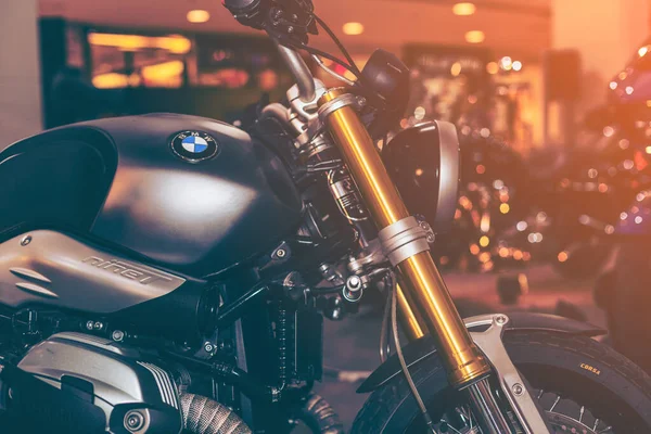 I-san Büyük Bisiklet Fuarı 2017. Udonthani, Tayland 26 Mayıs 2017. Bir tankın üzerinde BMW motosikletlerinin logosu