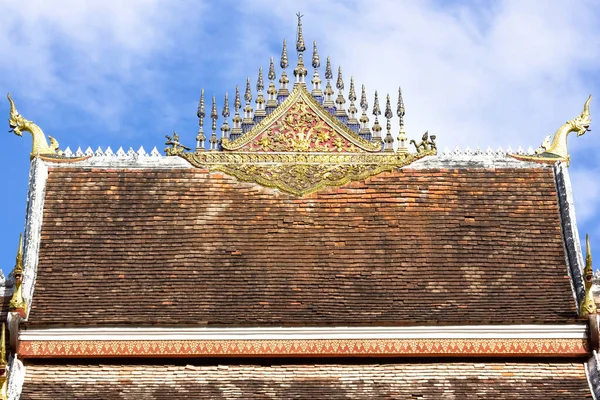 Luang Pha Bang Laos 'taki Budist tapınağının eski kilisesinin çatısında.
