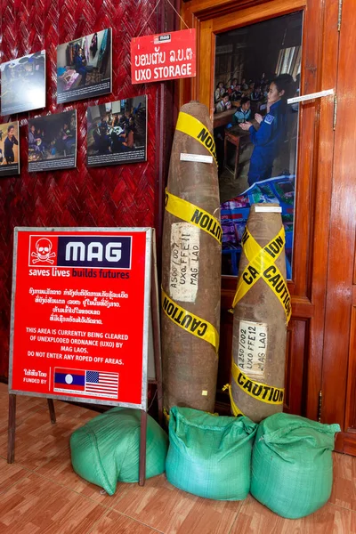 Vientiane Laos, 12 Ekim 2017 MAG UXO Ziyaretçi Merkezi Vientiane Laos 'ta insanlara tehlike ve Rusty bombalı konutları ve Mayın Danışma Grubu' nun (MAG) etkisiz hale getirildiğini bildiriyor.