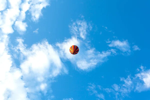 Balão Quente Voando Alto Azul Céu Visto Baixo — Fotografia de Stock