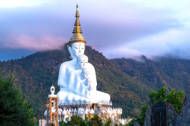 Khaokho, Petchabun, Tayland 'daki Wat Pha Sorn Kaew' da beş Buda.