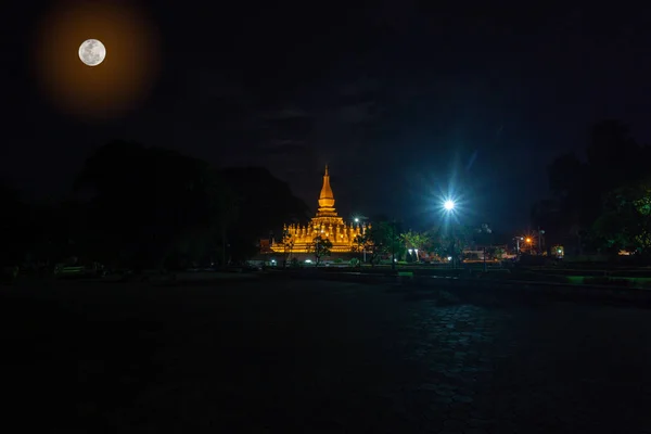 Pha Tat Luang Stupa Gold Large Night Dark Timewith Full — Stock Photo, Image