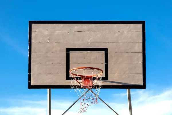  Açık mavi gökyüzü olan basketbol potası