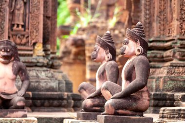 Eski Gardiyanlar yarı aslan yarı anne, Kızıl Kum Taşı Tapınağı Kamboçya 'sına oyulmuş.