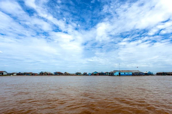  Turbikli Su ve Mavi Gökyüzü Tonlu Sap Siem Reap Kambodi