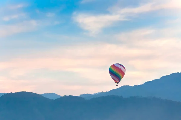 Πολύχρωμο Αερόστατο Θερμού Αέρα Πάνω Από Την Ανατολή Θέα Στο — Φωτογραφία Αρχείου