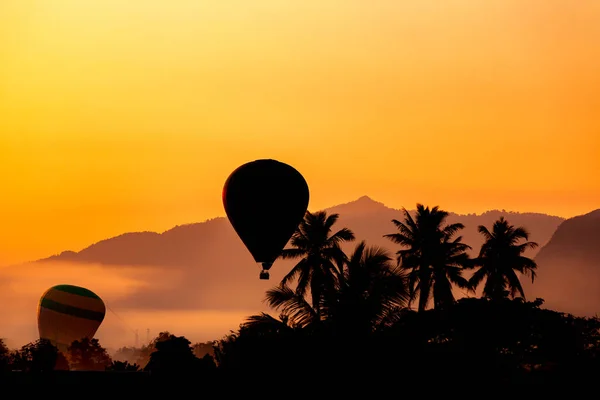 Silueta Globo Aerostático Sobre Amanecer Con Vista Montaña Niebla Por —  Fotos de Stock