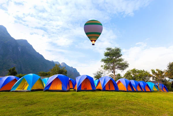 Tendas Acampamento Coloridas Com Balão Vermelho Quente Perto Montanha Pela — Fotografia de Stock