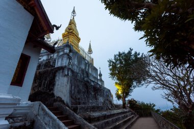 Phousi Dağı 'ndaki Wat Chom Si' nin altın tapınağı Luang Prabang Laos 'un simgesidir.