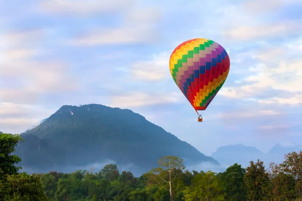 Balão Quente Colorido Está Voando Sobre Montanha Selva Nascer Sol — Fotografia de Stock