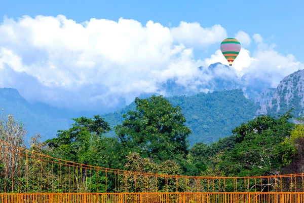 Balão Quente Colorido Está Voando Sobre Montanha Selva Vang Vieng — Fotografia de Stock