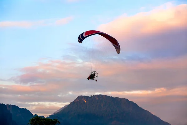 Gün batımında gökyüzünde Paraglider silueti