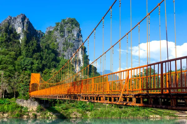長いオレンジ色の橋と美しい山々を背景に バングラデシュの山の風景ラオス — ストック写真