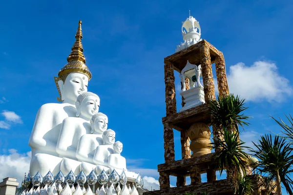 Wat Pha Sorn Keaw 'da oturan beş büyük Buda heykeli. Tayland' ın Khao Kho Phetchabun eyaletindeki kamu tapınağı.