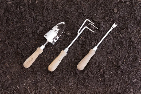 Trois outils de jardinage placés à un angle — Photo