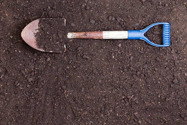 Spade liggend op een bereid bed van rijke gezondheid bodem — Stockfoto