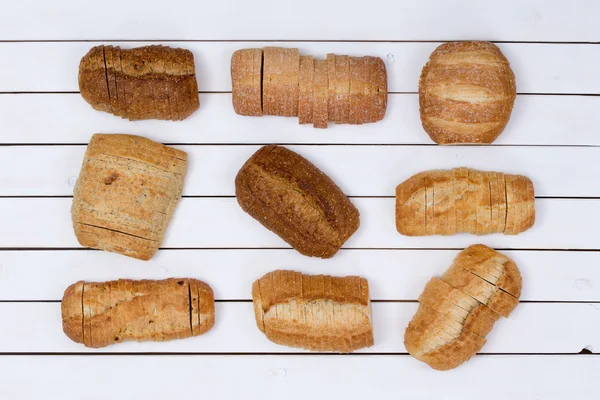 Aufgeschnittene Brotlaibe fein säuberlich aufeinander abgestimmt — Stockfoto
