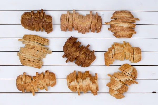 Neun in Scheiben geschnittene Laibe verschiedener Brote — Stockfoto