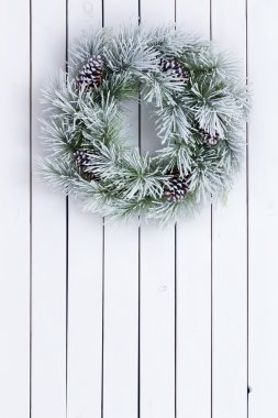 Dekoratif beyaz lekeli yeşil Noel çelenk