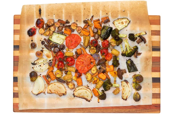 Вид сверху вниз на жареные овощи на разделочной доске — стоковое фото