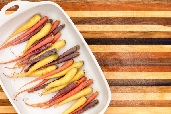 Zanahorias multicolores de colores en un plato — Foto de Stock