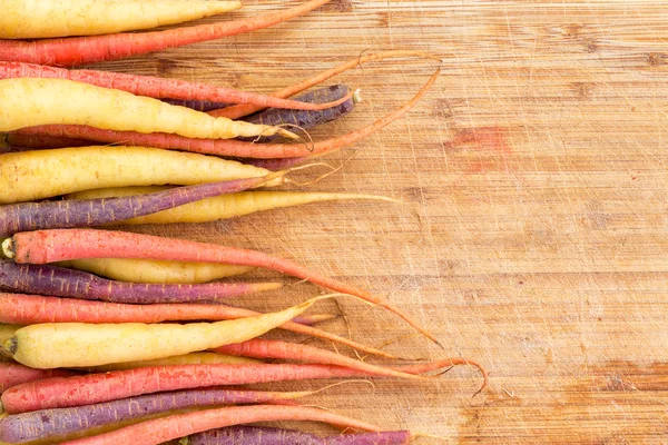 Rand van kleurrijke soorten verse wortelen — Stockfoto