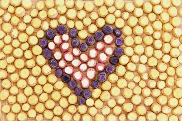 Purple carrot pieces in the shape of a heart — Φωτογραφία Αρχείου