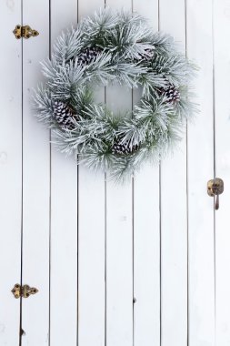 Karlı kış Noel çelenk bir ahır kapısı üzerinde