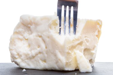 Bir çatal ile son dakika semisoft ufalanan beyaz peynir