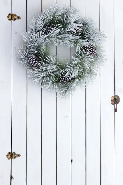 Snörik vinter jul krans på en ladugårdsdörr — Stockfoto