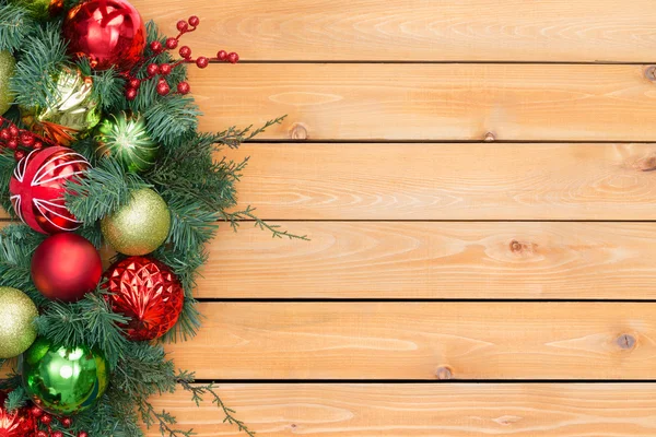 Pinheiro festivo e guirlanda de natal de baga — Fotografia de Stock