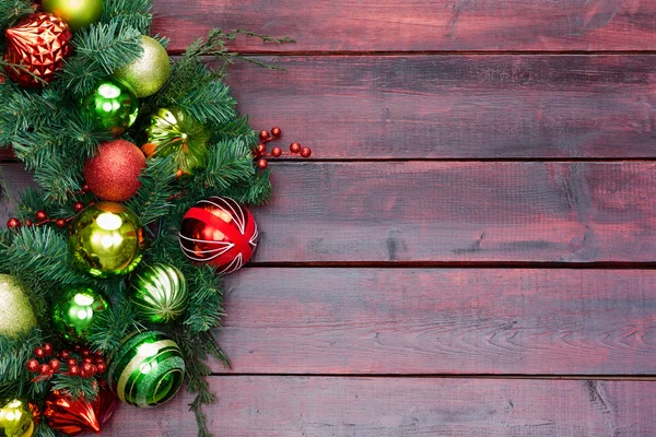 Vermelho e verde temático grinalda de Natal em madeira — Fotografia de Stock