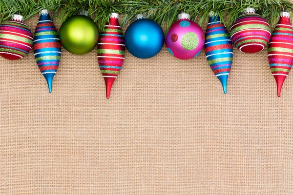 Borda colorida de ornamentos de árvore de Natal — Fotografia de Stock