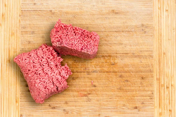 Block of fresh beef mince sliced through — Stock Photo, Image