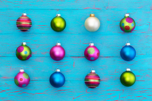 Διάταξη των πολύχρωμο Χριστούγεννα μπάλες στο μπλε — Φωτογραφία Αρχείου