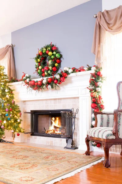 Festlig jul eldstad med krans — Stockfoto