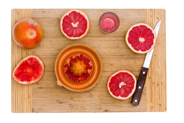 Pomelo rojo rubí con exprimidor y cuchillo afilado —  Fotos de Stock