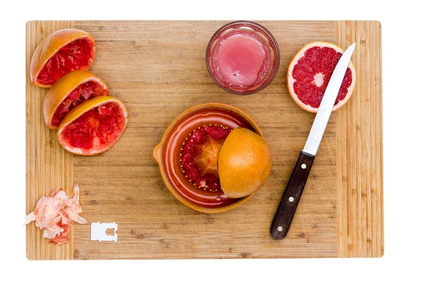 Juicing Ruby Red pomelo en tablero de madera —  Fotos de Stock