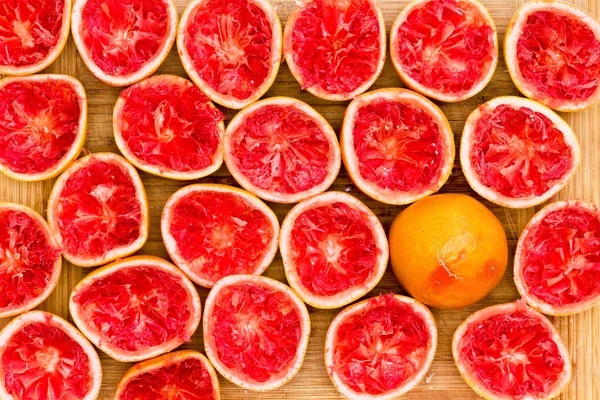 Exprimido deliciosas mitades de pomelo rojo rubí —  Fotos de Stock