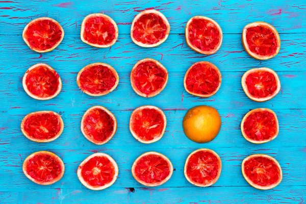 Cinco filas de mitades de pomelo rojo rubí —  Fotos de Stock