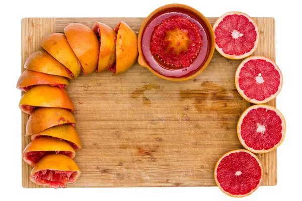 Arrangement of squeezed and fresh cut grapefruit — Stock Photo, Image