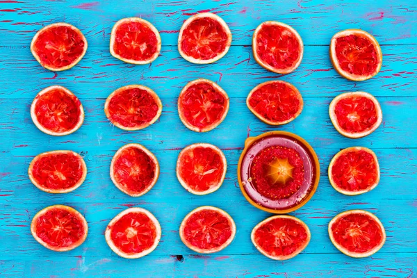 Mitades de pomelo de rubí recién exprimido —  Fotos de Stock