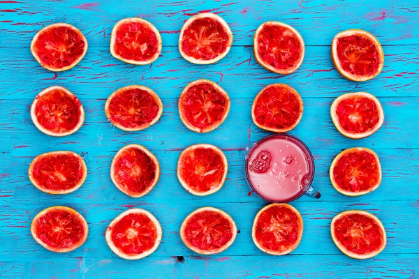 Bodegón exótico colorido de pomelo exprimido —  Fotos de Stock